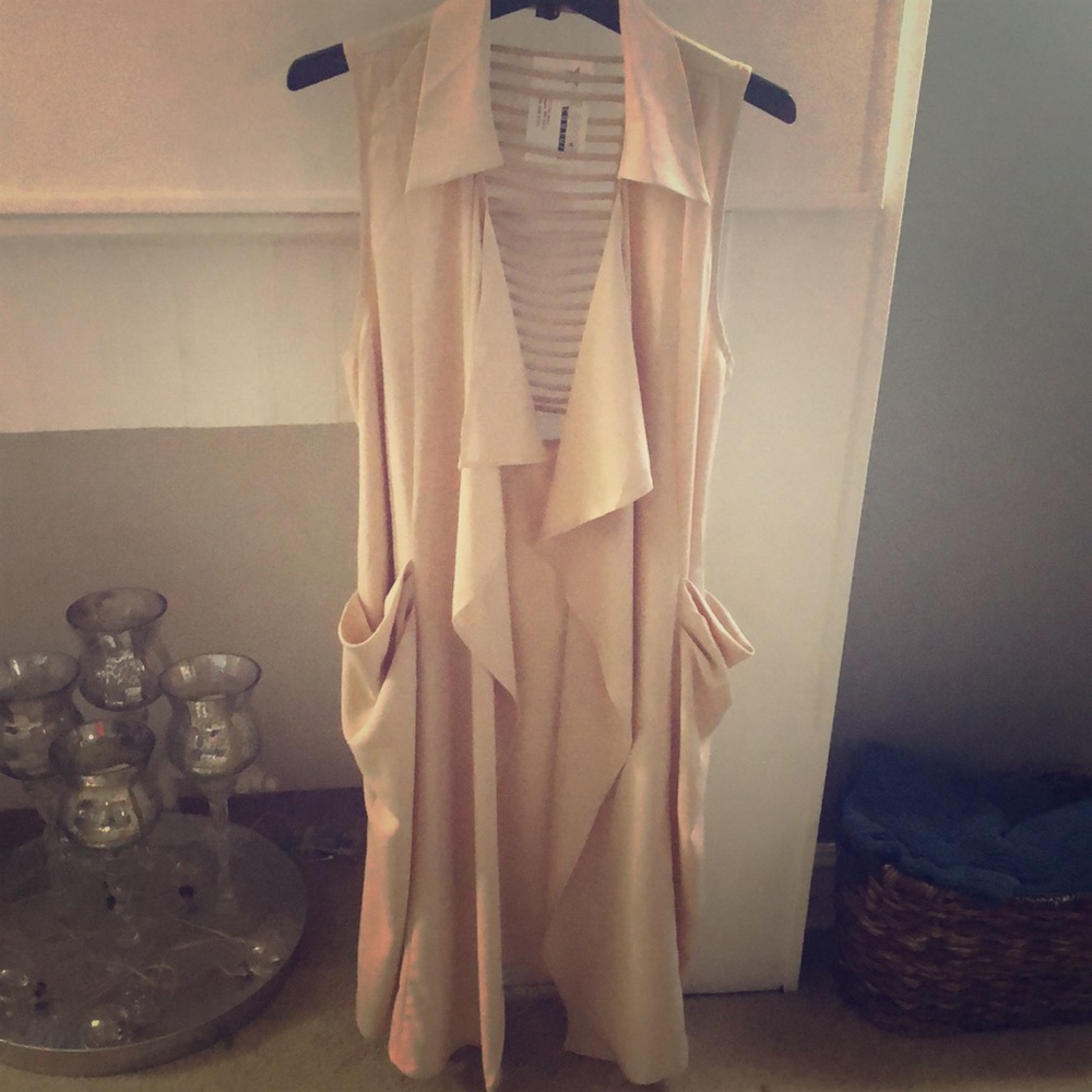Sleeveless long flowing cardigan